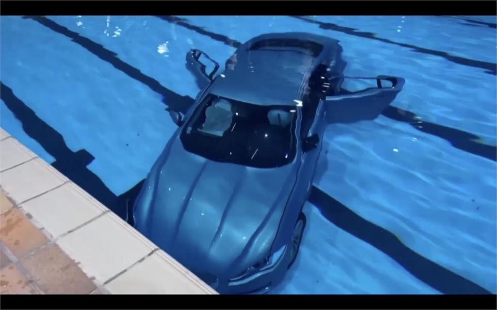 這邊不能停車！三寶媽誤把油門當煞車　捷豹直衝泳池泡水