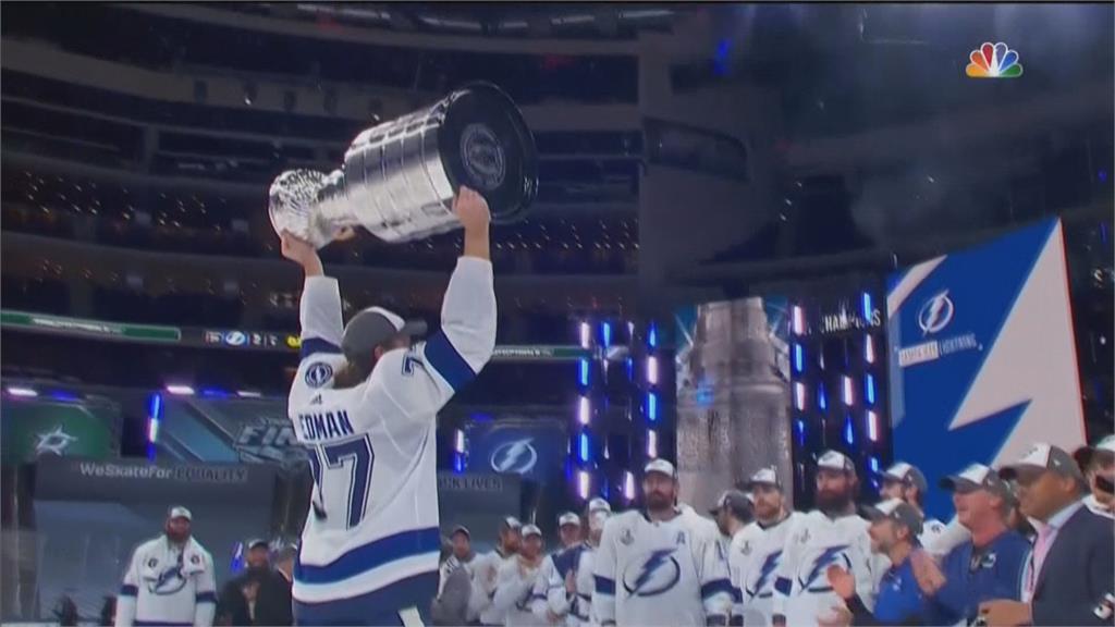 防疫泡泡裡打出冠軍 閃電高捧NHL史坦利盃