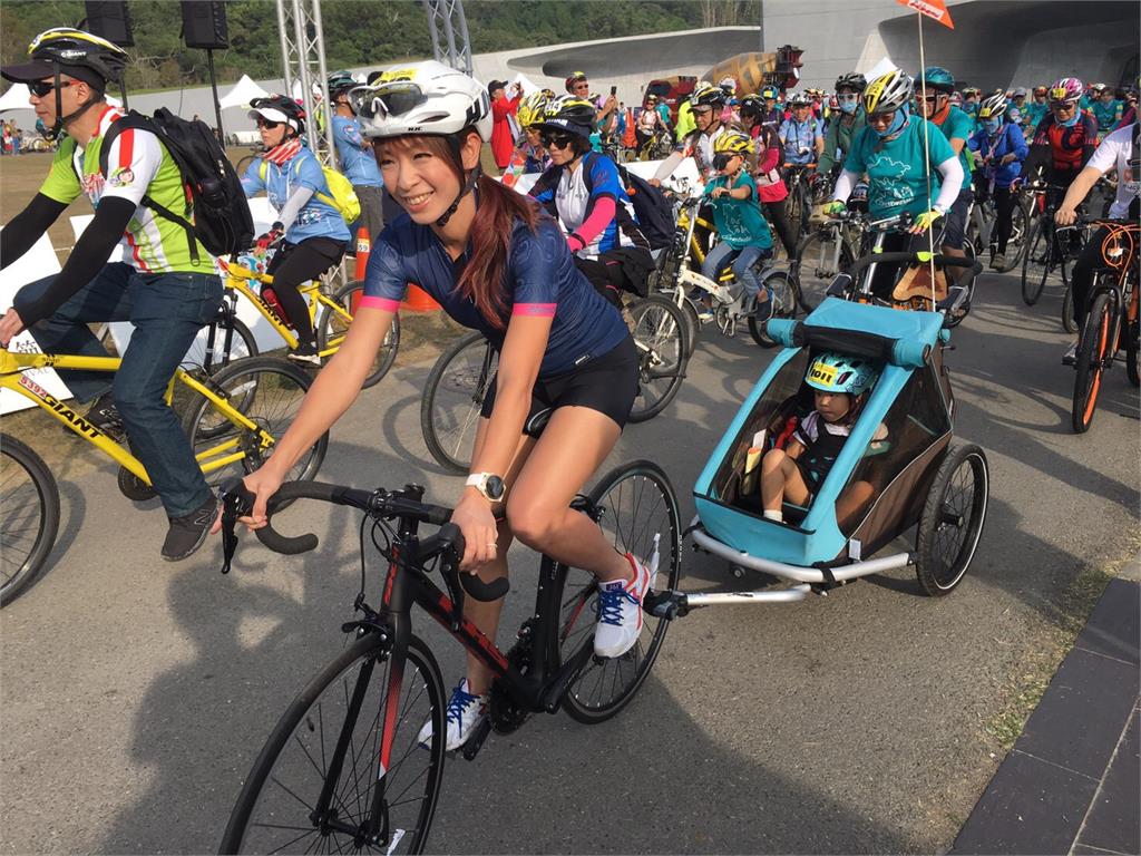 《Go Go Taiwan》 段慧琳攜愛女出席自行車節活動 ！女鐵人淪為駝獸