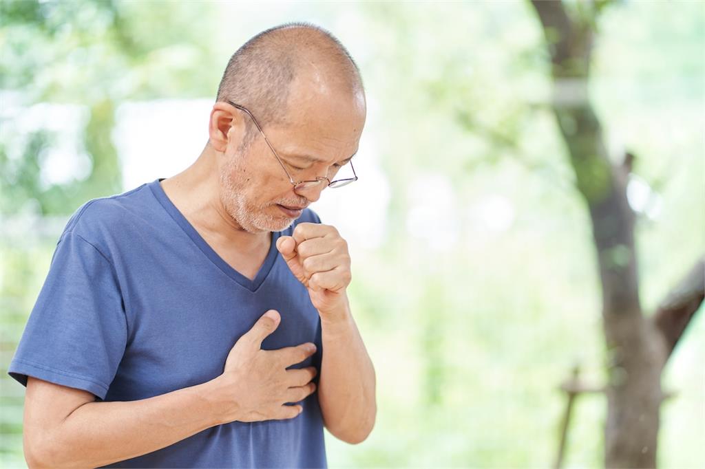 感冒出現「喘鳴聲」得當心！RSV病毒威脅長者健康　嚴重恐演變肺炎重症