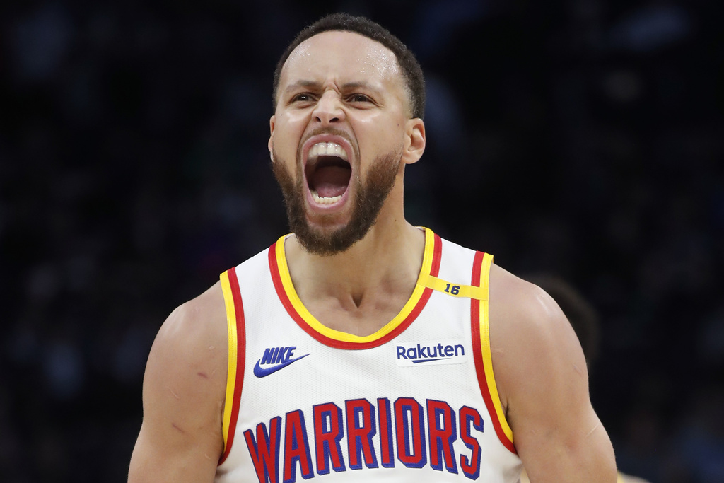 NBA(影)/送小球迷球鞋竟被大人攔截 Curry當場發火斥責看台球迷