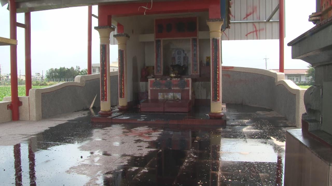 高雄70年土地公廟遭潑漆、機油 疑地主不同意整修工程動手