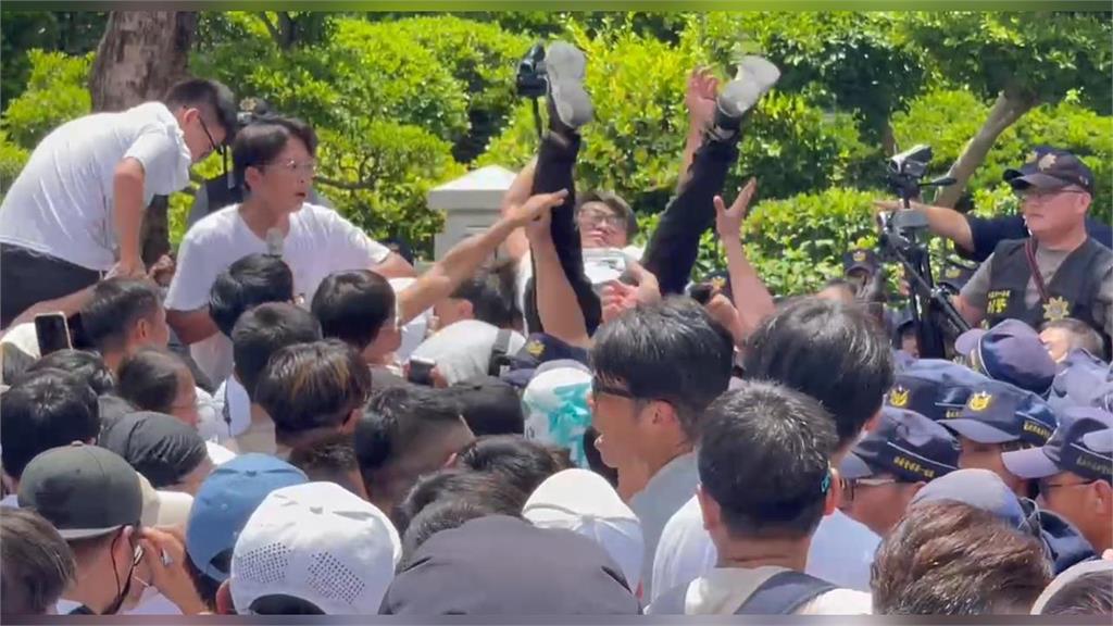 快新聞/不斷對峙!小草翻鐵柵欄跳在警察上方 被喊:這樣很危險