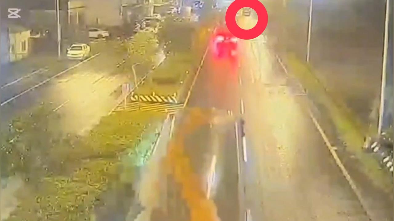 快新聞/宜蘭24歲員警執蕭美琴交管遭撞「臟器外露」!廂型車肇事畫面曝