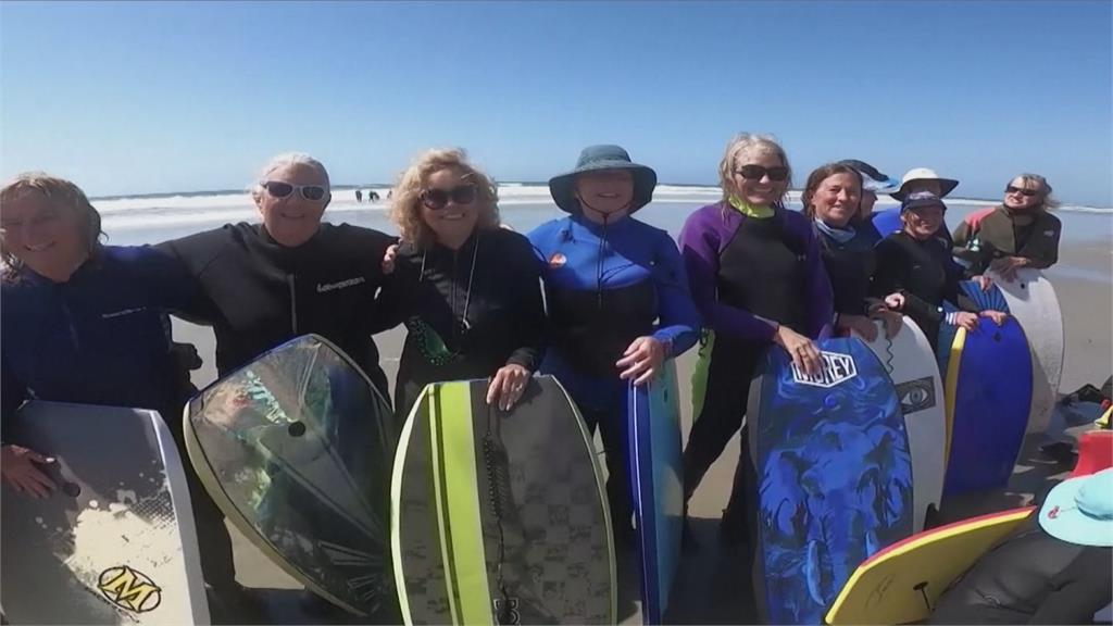 美國「熟女衝浪團」 在浪頭上充實退休人生