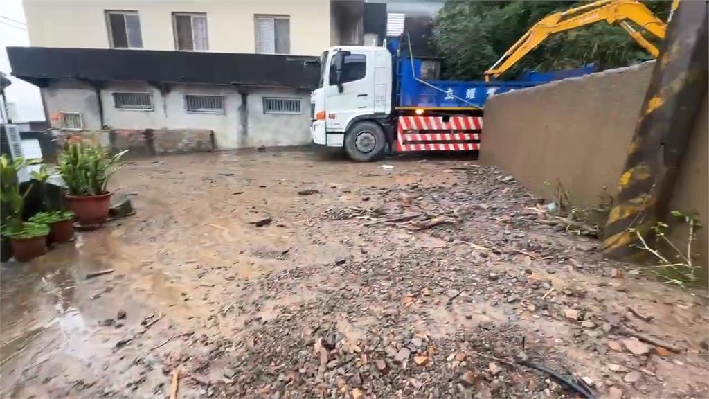 颱風後遺症！一下雨就土石崩落　大量泥流灌進民宅