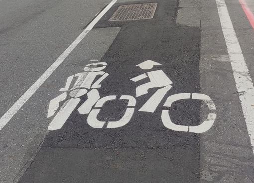 腳踏車騎士戴斗笠！　宜蘭女中路出現逗趣標誌