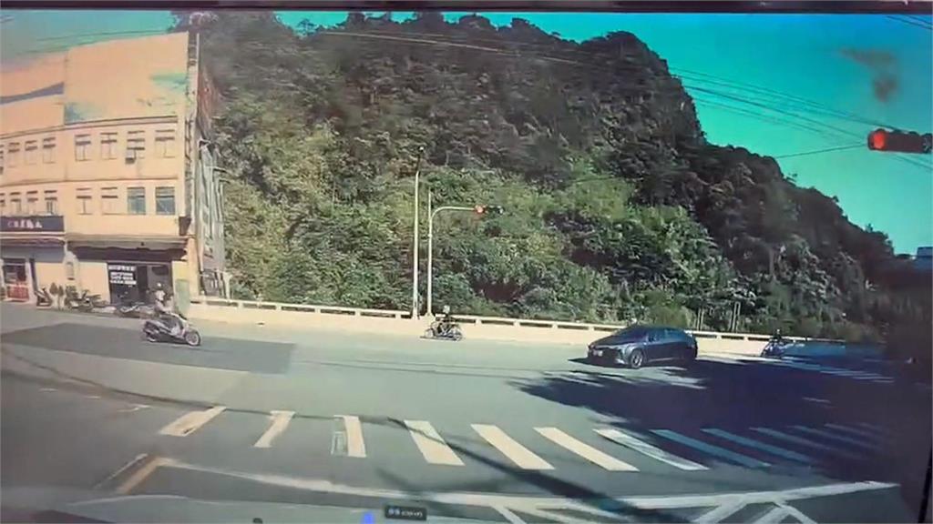 基隆小客車撞直行騎士噴飛　議員目擊緊急報警　桃園大貨車撞飛騎士摔落水圳