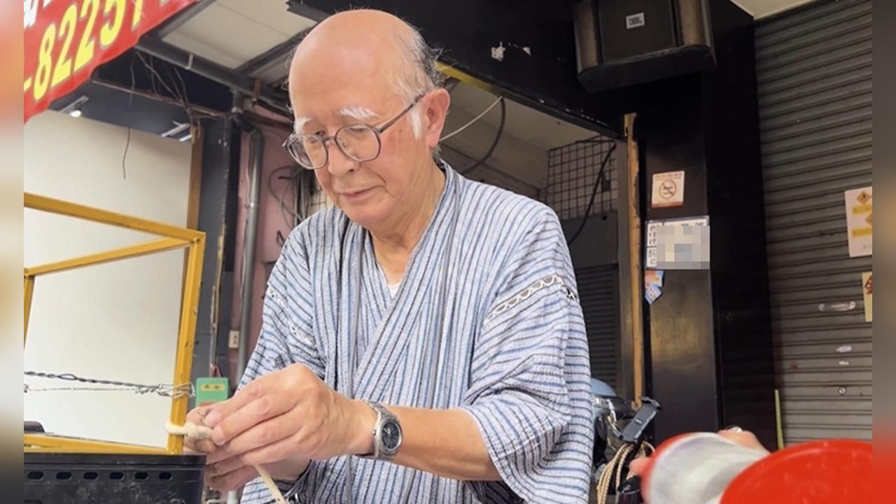 80歲的夜市人生！　日本爺爺逢甲賣烤糰子