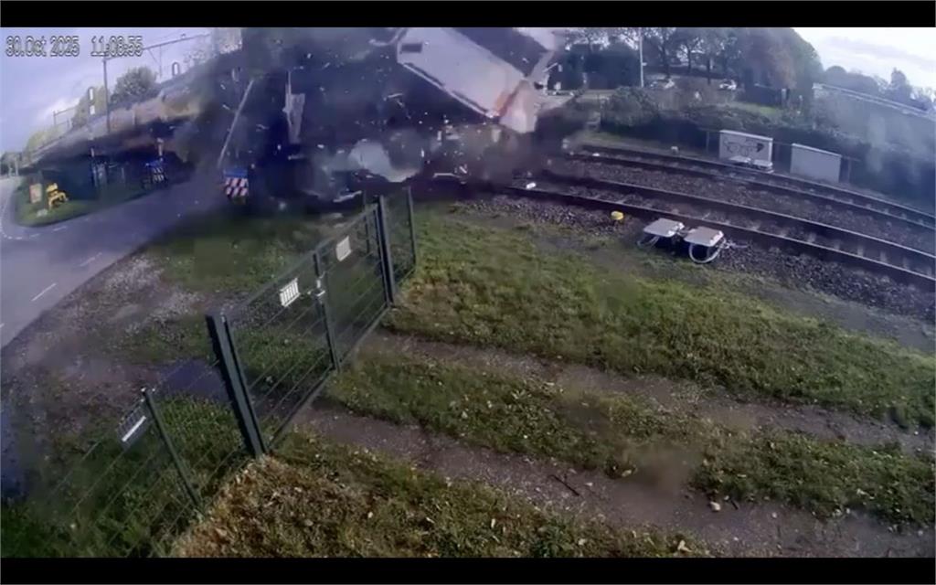 卡車平交道迷航釀災!火車疾駛撞擊像爆炸 梨子如雨下