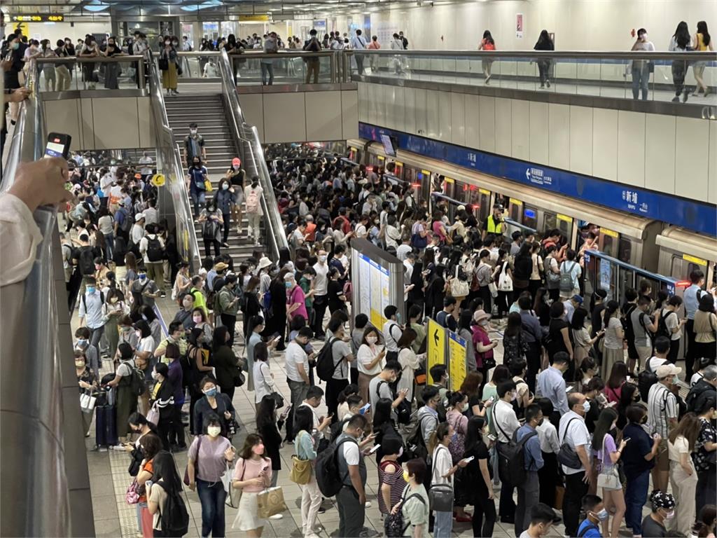 快新聞／通勤民眾注意！　北捷列車傳焦味「煞車異常」板南線班次延誤