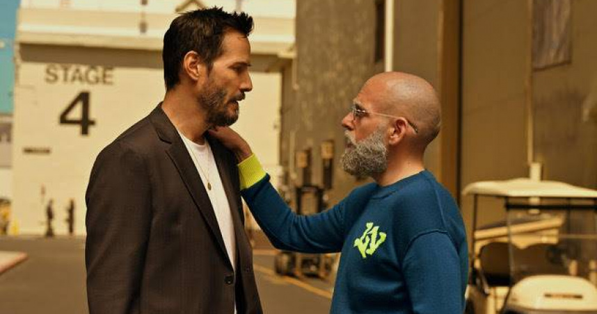 「殺神」基努李維全新俐落短髮亮相　時隔 30 年《腥途惡果》再同框卡麥蓉狄亞