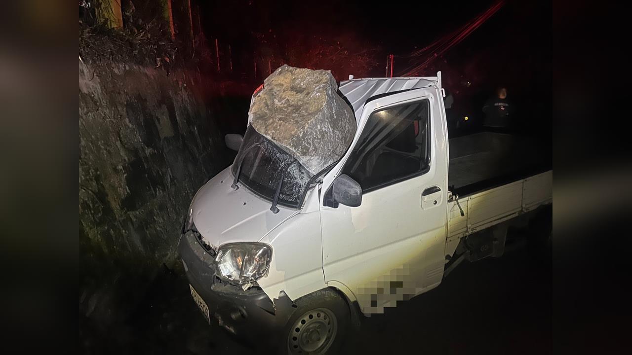 驚險！苗栗泰安「巨大落石」砸中貨車　幸車內２外籍移工逃過一劫