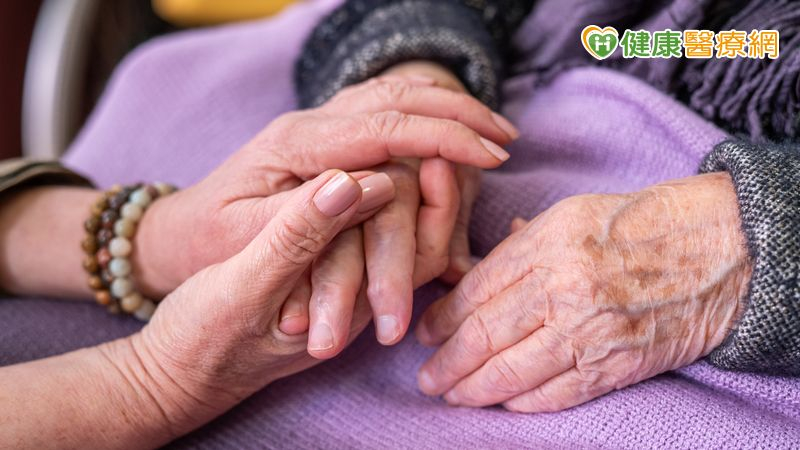 老老相顧成常態?英研究:中高齡者照顧他人時間過長 認知下降風險增