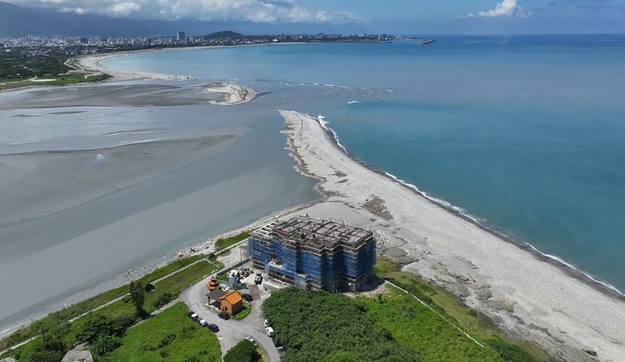 花蓮溪出海口突兀建築物竟是民宿　環團怒批縣府放水！