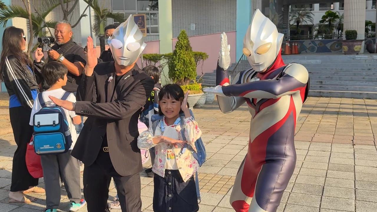 開學了！國小校長老師給能量　化身「超人力霸王」迎接學童