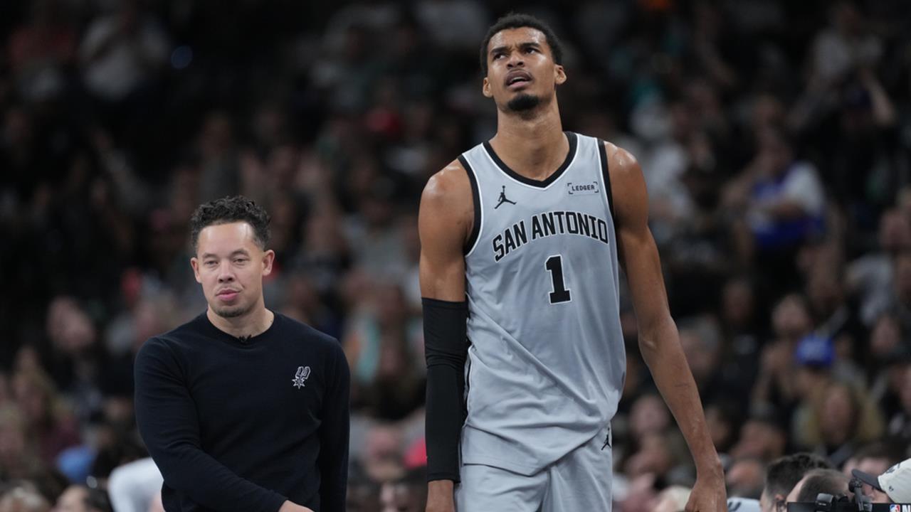 NBA(影)/文班亞馬比賽中傷退!達標年度獎項門檻只差一場 專家急分析病況