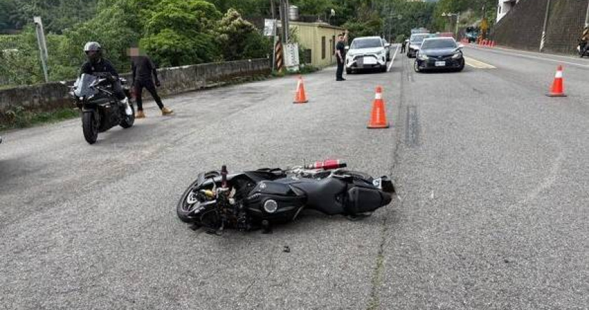 死亡彎道又出事！越籍騎士突迴轉撞重機　24歲騎士噴飛倒地送醫