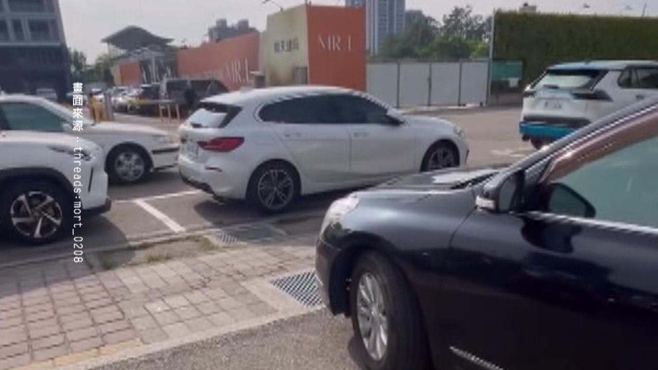 奇葩停車場！民眾停了竟「出不去」　出入口2車格擋死