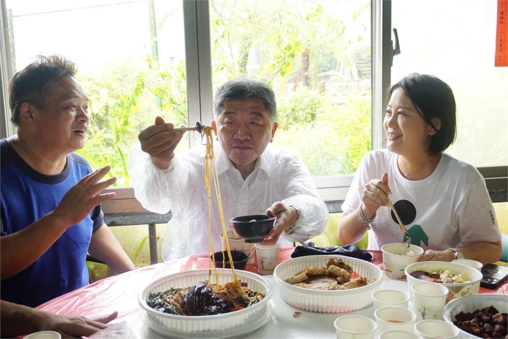 陳時中帶豬腳麵線訪里長！承諾不讓第一線盟友孤單