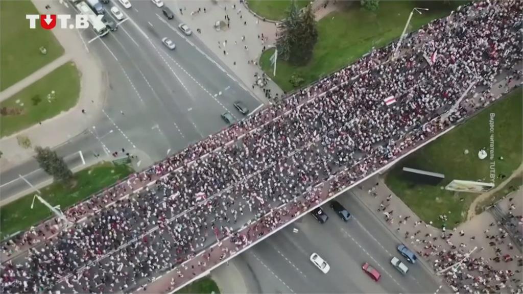 白俄十萬大軍遊行抗議　要求總統下台