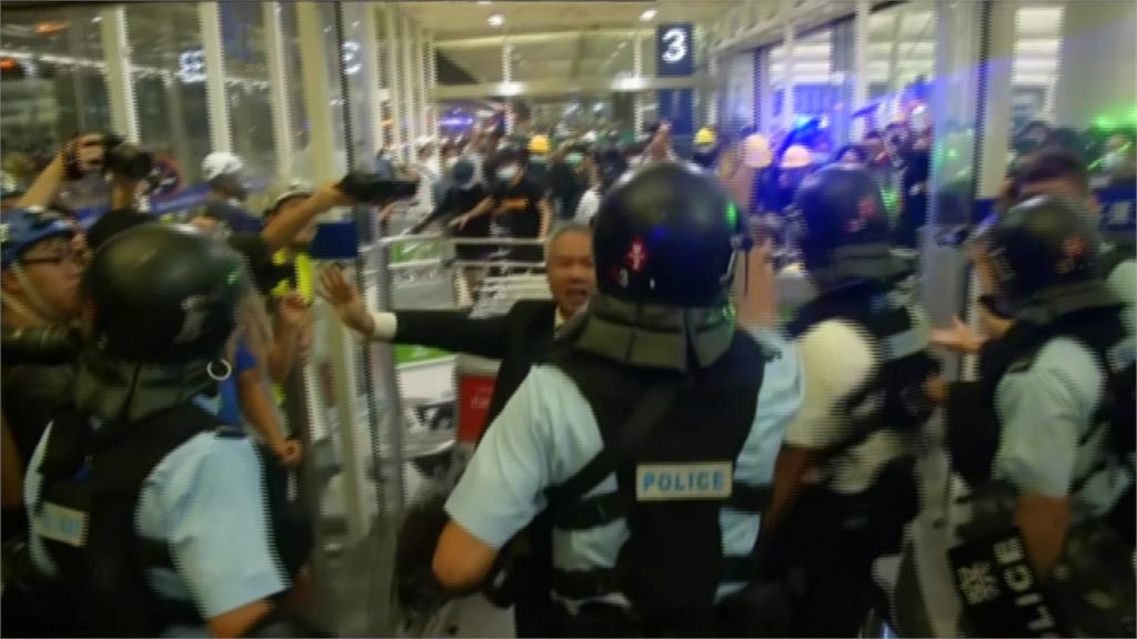 反送中／「警察還眼」示威者包圍機場！上百名軍警衝機場爆衝突