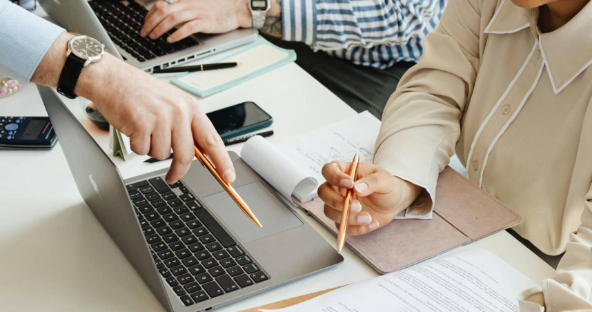 準時下班、午休睡覺會被念！「10大職場被白眼行為」　00後看完超委屈