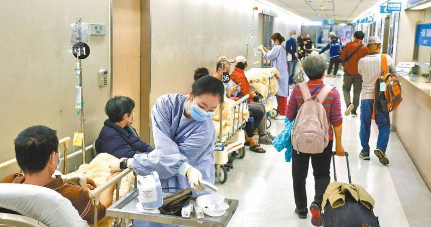 老爺爺需換尿布「太太喊不會」　醫曝急診現況：護理師壓力爆表