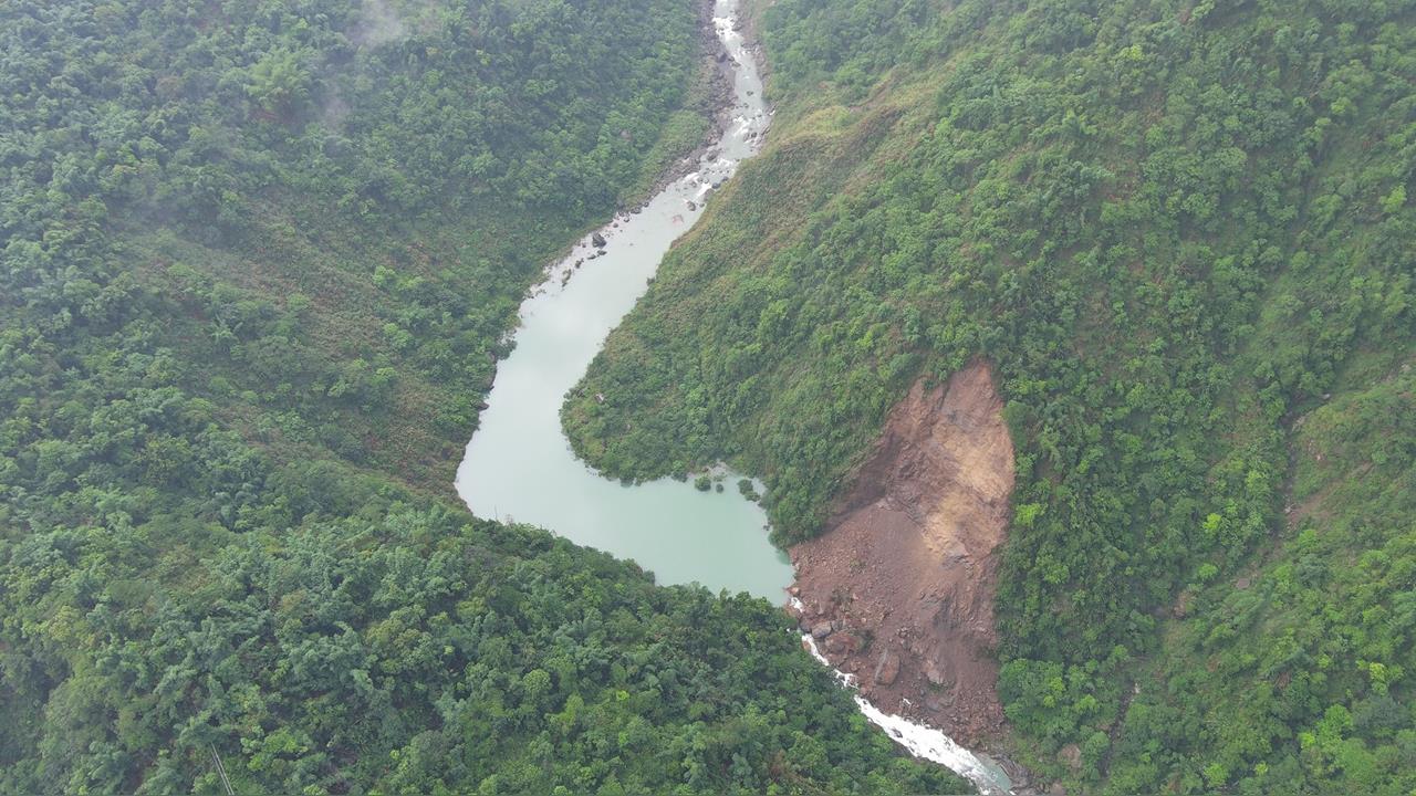 梅雨強灌驚見「堰塞湖」！南投加走寮溪邊坡崩塌「上游蓄水10萬噸」水保署示警
