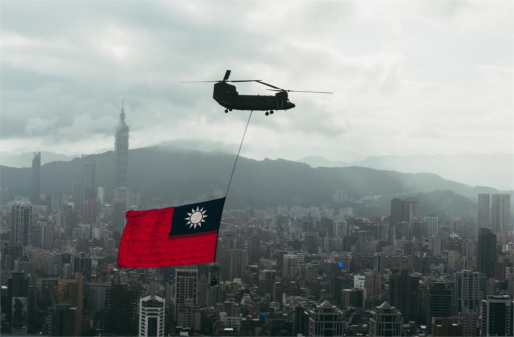 快新聞／CH-47吊掛「巨幅國旗」國慶將飛越總統府　蔡英文喊話這事