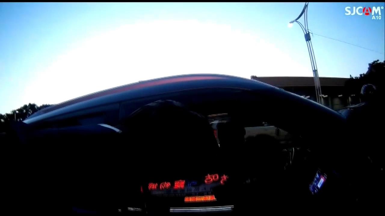 行車糾紛!火爆女駕駛不滿沒被讓道 亮辣椒槍﹑甩棍恐嚇老翁