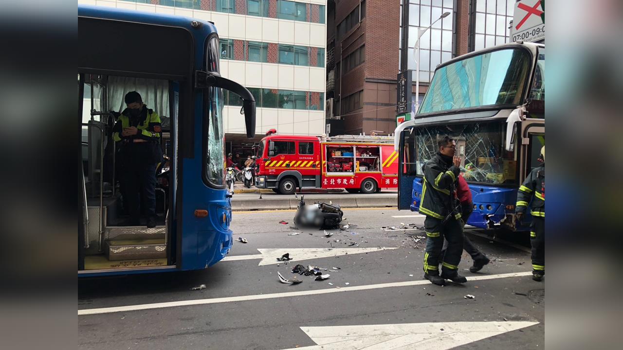 快新聞/大年初一就出事!遊覽車逆向追撞 一旁騎士遭捲車底