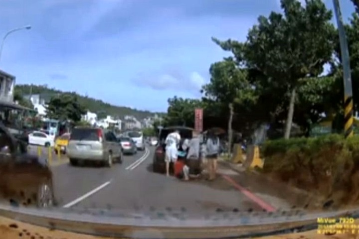 有錢94任性？賓士車停外側道擋路更衣