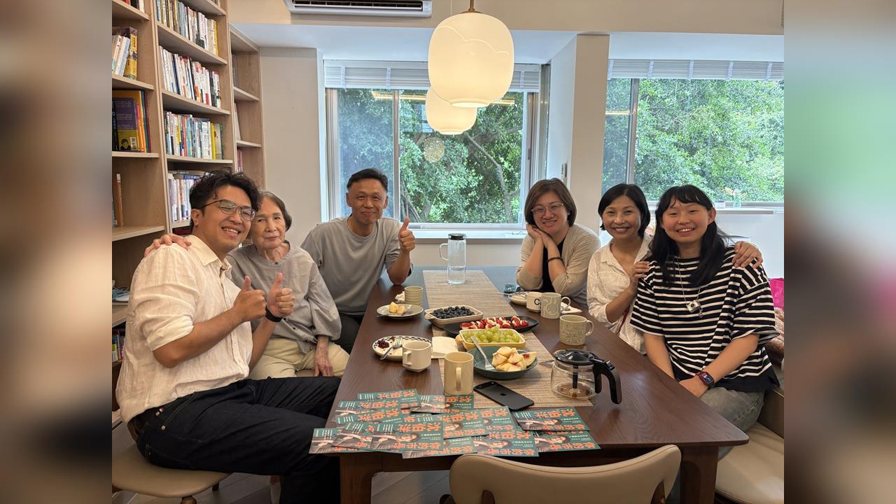 快新聞／沈伯洋是特效藥！親拜訪著名雜誌創辦人婆婆　不斷大喊：我愛Puma