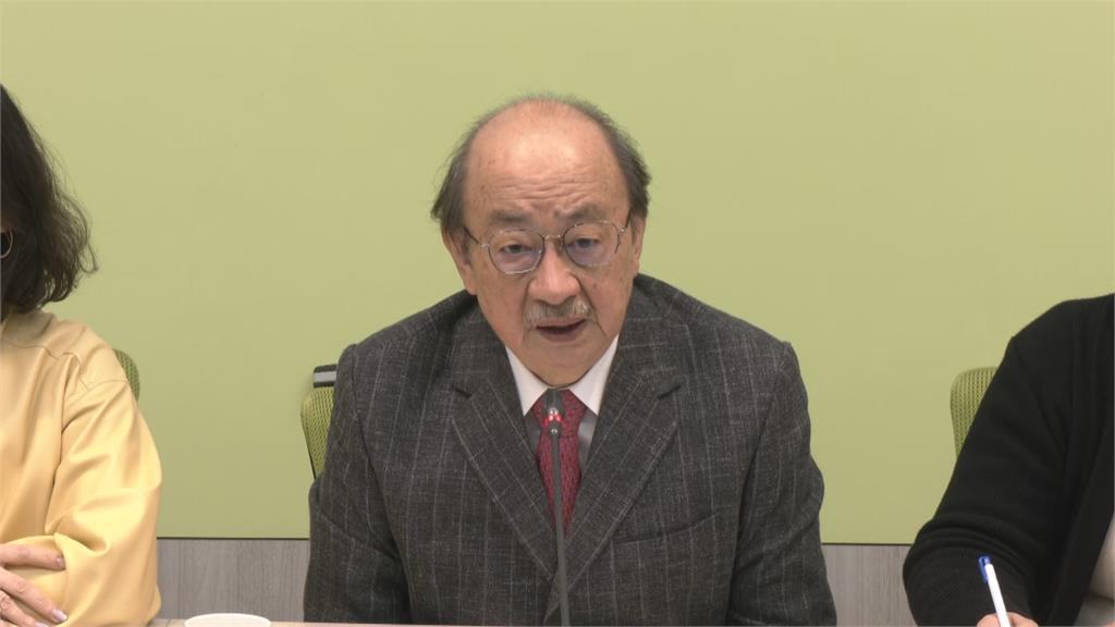 快新聞／朱立倫率藍委議場前穿白衣推兩公投　柯建銘：回中央黨部開告別式
