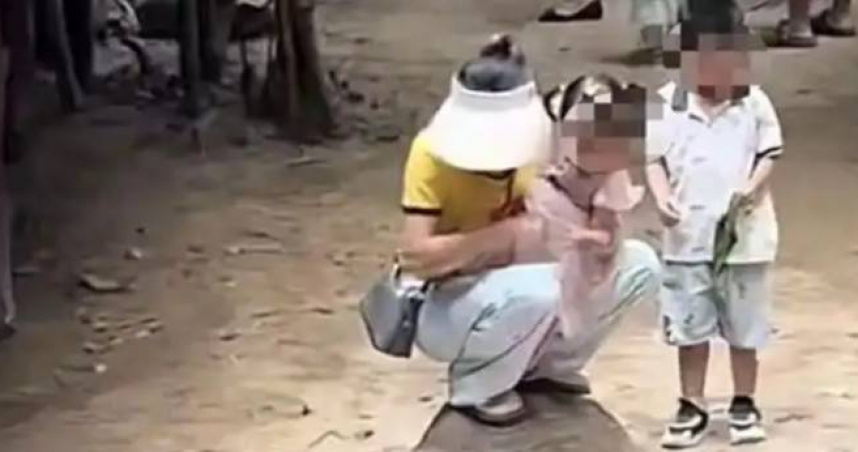 把象龜當踏墊!中國家長「抱孩蹲龜殼上」兒跟著學 目擊者怒:踢完又踩