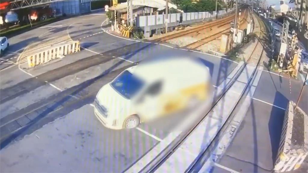 千鈞一髮！廂型車闖平交道卡鐵軌　駕駛急按鈴求救影片曝光