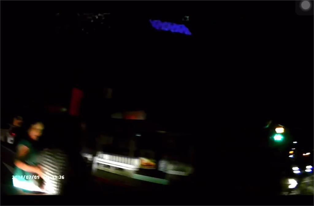 快新聞／賴士葆行車記錄器影片曝！　轉彎前還「打哈欠」未減速撞倒2人