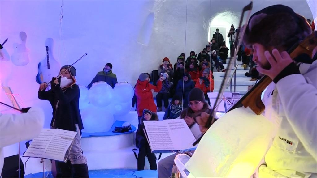 冰雪音樂祭超酷炫！大小提琴、吉他全由冰塊製成