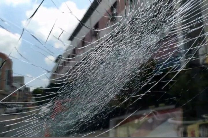救護車還沒停 病患竟揮拳打破擋風玻璃