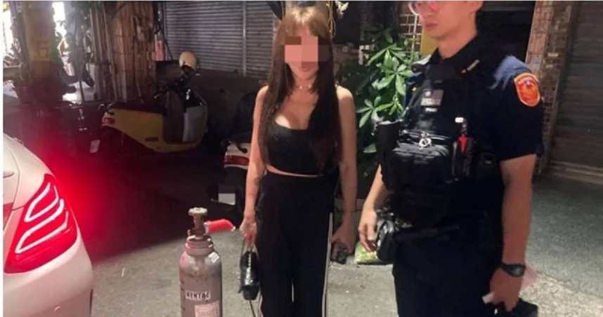 桃園白色賓士女駕駛疑吸笑氣逆向撞2車肇逃　警半小時逮人