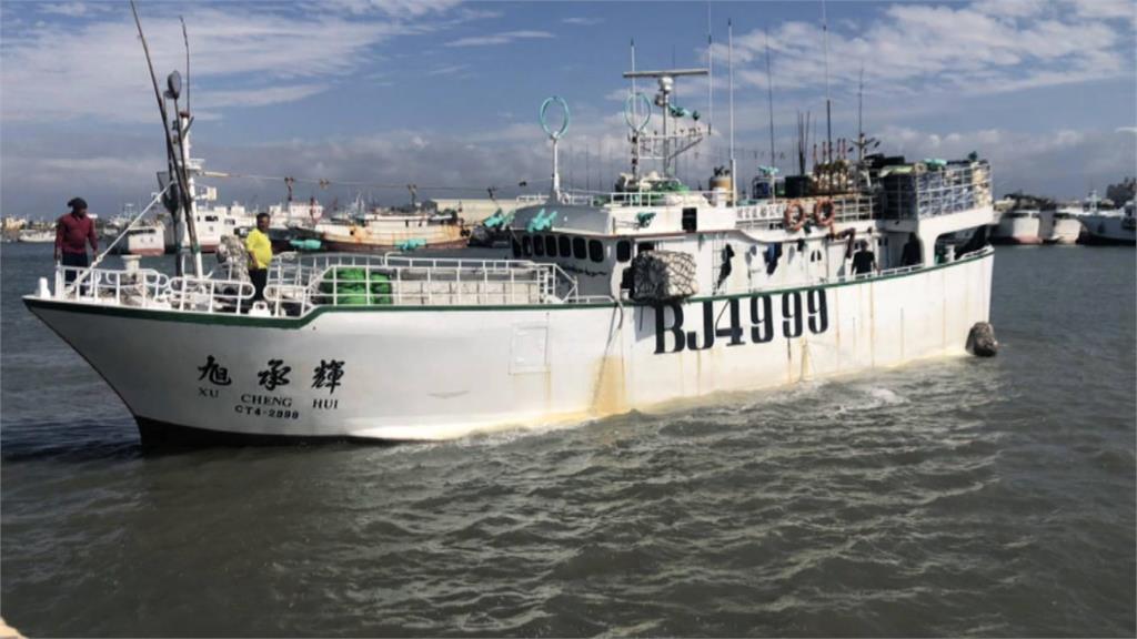 屏東籍漁船海上自燃　船上11人及時棄船平安救起