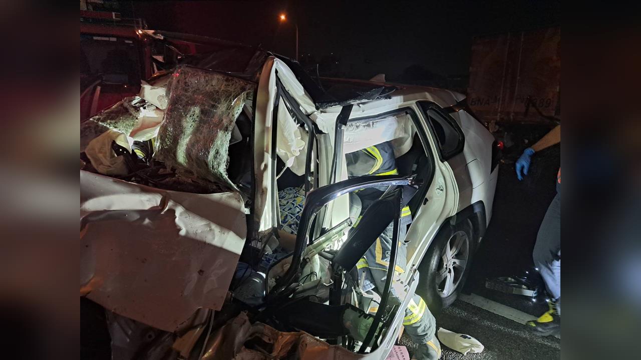 國道車禍3車連環撞　休旅車成廢鐵駕駛一度受困