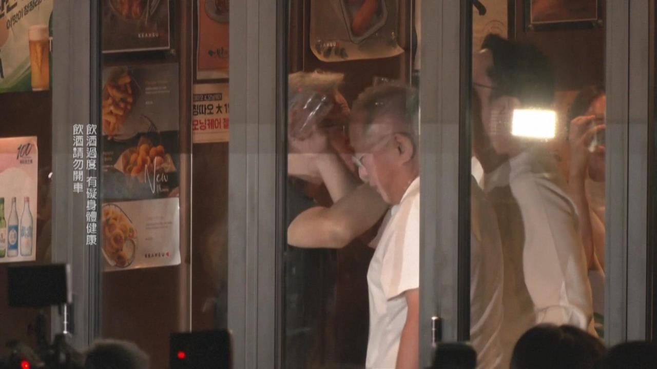 黃仁勳約三星、現代會長吃炸雞聊AI 現場200名粉絲擠爆搶拍照