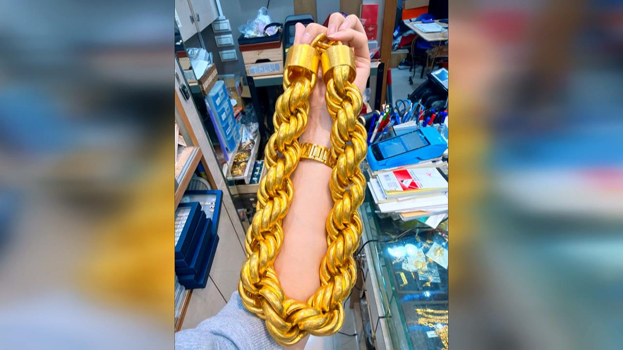 全台最粗金項鍊重達3公斤 市值逾1300萬脖上有棟房!