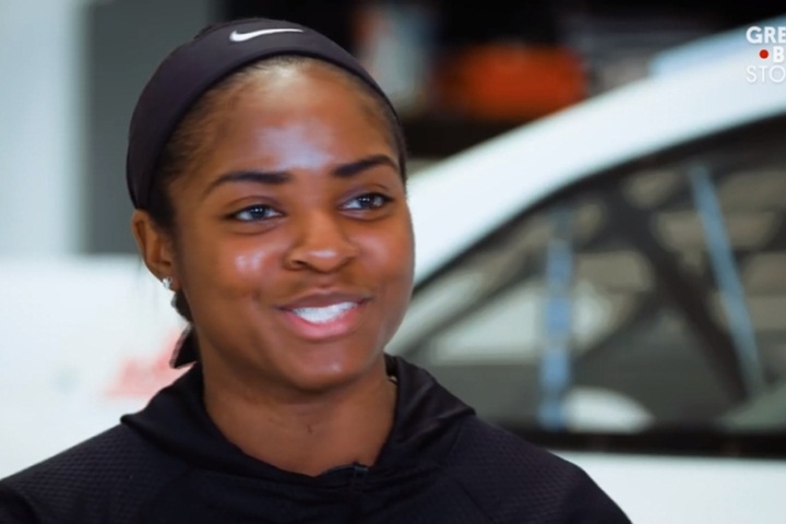 職業賽車首位非裔女技工 秒換輪胎神技