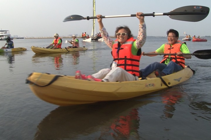 「沒摸過海水」感觸深 潘孟安帶身障者遊大鵬灣