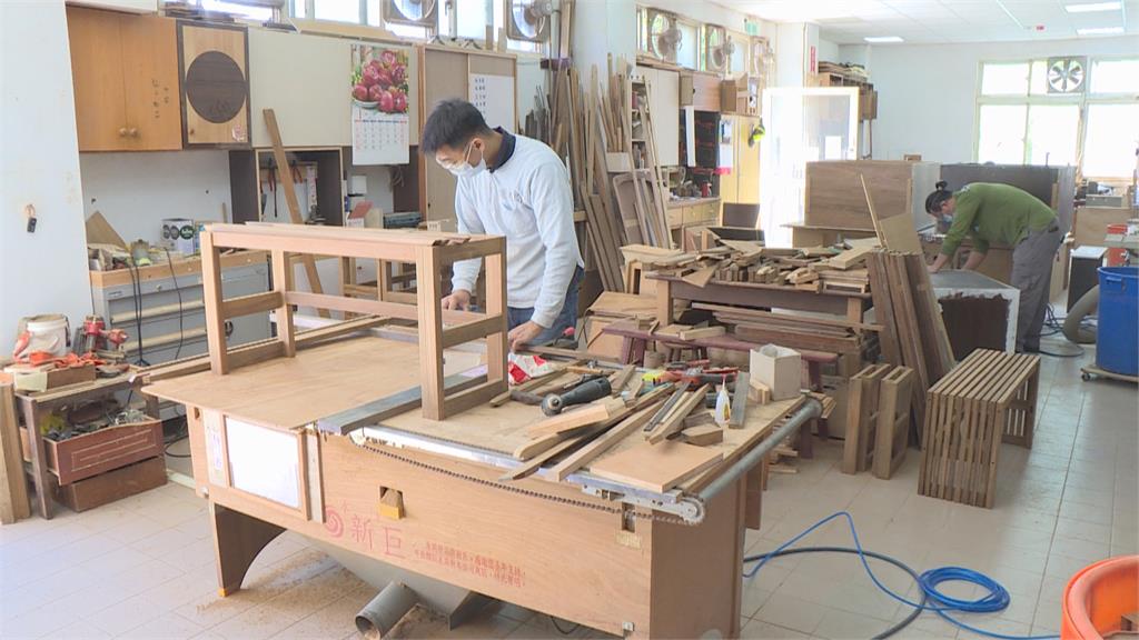 基隆環保局回收廢木材　木工班巧手再製各式家具