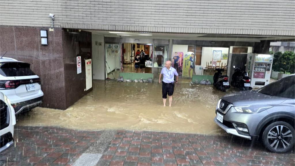 山陀兒雨彈炸基隆！　維德醫院淹水一度達「小腿肚」