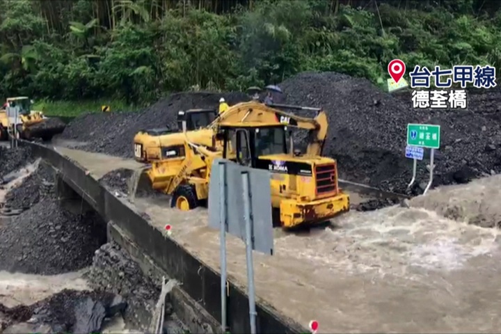 中橫宜蘭支線土石流 台7甲線德荃橋遭毀